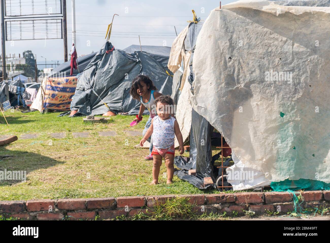 Venezolanische Kinder in einem provisorischen Lager warten auf die Rückkehr in ihr Land, Venezuela, aufgrund der Ausbreitung des pandemischen Corona-Virus, COVID-19 Stockfoto