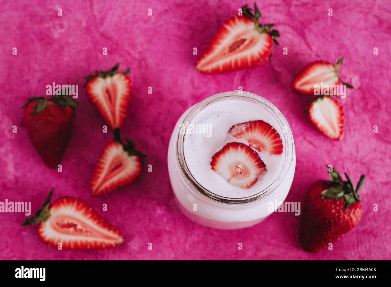 Erdbeer Milchshake im Glas rosa Hintergrund Stockfoto