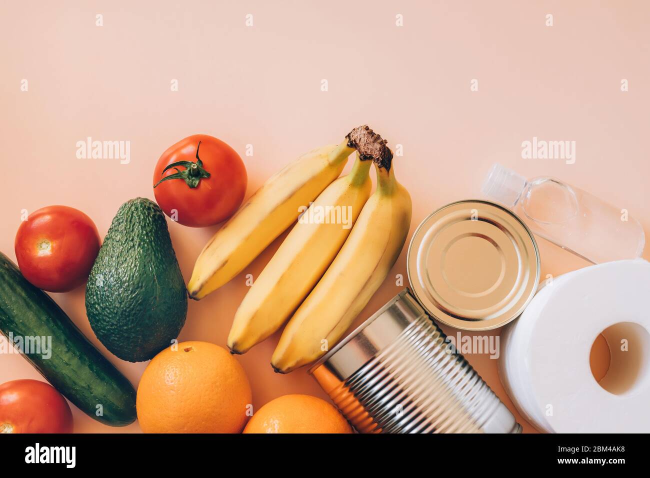 Lebensmittel, Toilettenpapier, Handdesinfektionsmittel auf dem beigen Tisch. Flach liegend mit Kopierplatz. Flat Lay.Covid-19 Ausbruch, Selbstisolation, Lieferung, Spendenkonzept. Stockfoto
