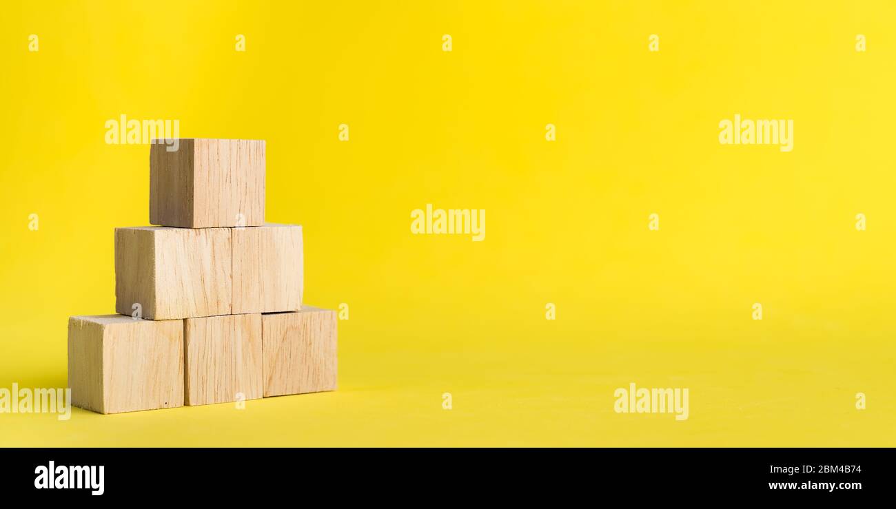 Banner Gruppe von Holz-Stack in Human Resource Management oder Politik Konzepte,Teamwork Erfolg Führung Business Progress, Wettbewerb auf gelbem Rücken Stockfoto