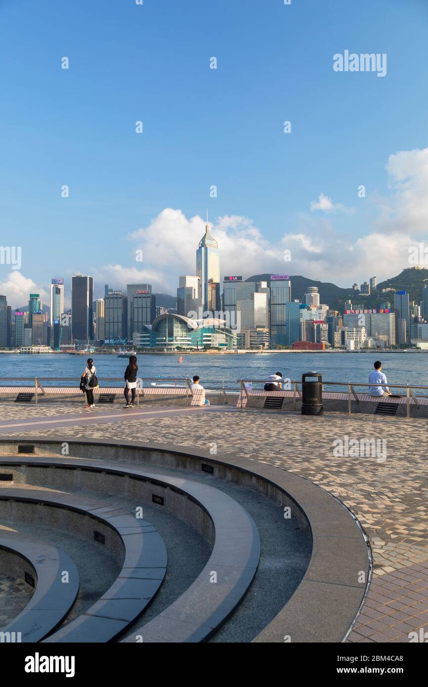 Skyline von Hongkong von Tsim Sha Tsui Promenade, Kowloon, Hongkong Stockfoto