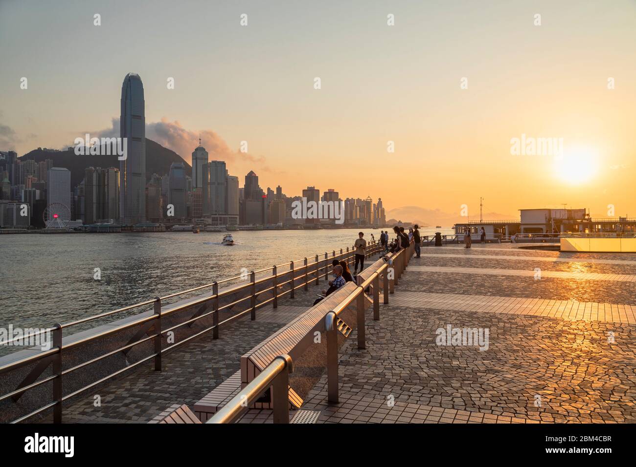 Hong Kong Skyline von Tsim Sha Tsui Promenade bei Sonnenuntergang, Kowloon, Hong Kong Stockfoto