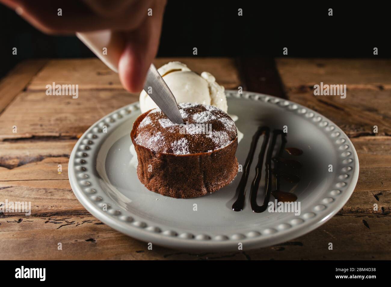 Schokolade Coulant oder Fondant Schneiden Schmelzen köstlichen Pudding und Eis Stockfoto