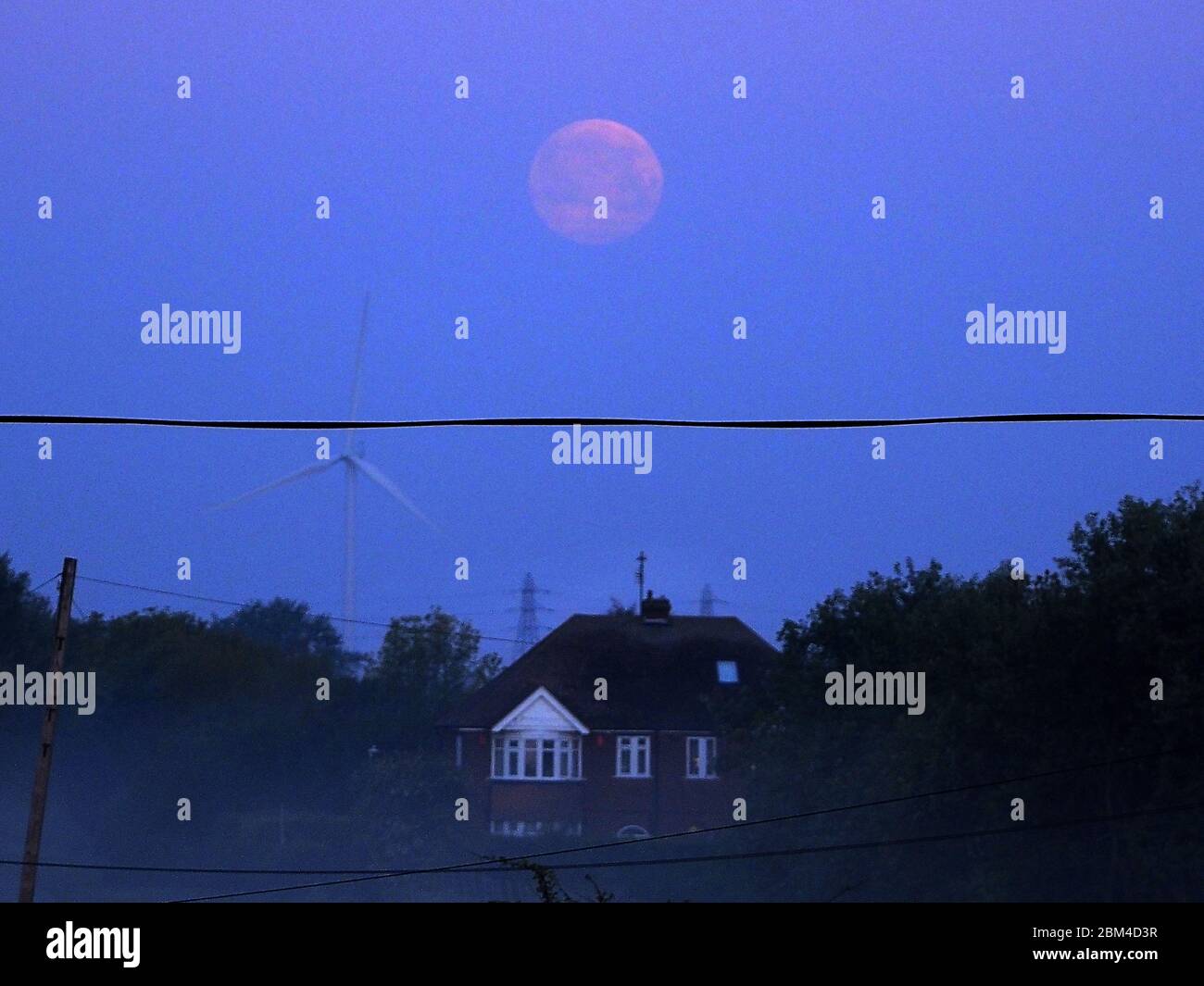 Sheerness, Kent, Großbritannien. Mai 2020. UK Wetter: Die Vollblüten-Super-Mond-Einstellung in Sheerness, Kent früh am Morgen. Quelle: James Bell/Alamy Live News Stockfoto