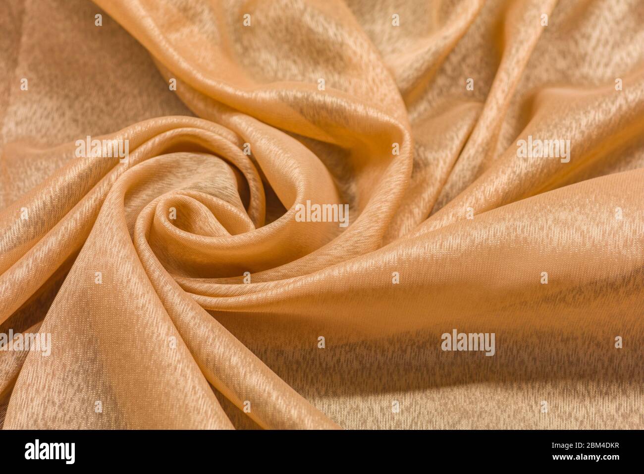 Glänzende Tuch Hintergrund mit beige Fläschchen Textil transparent leicht sanftem Stoff Stockfoto