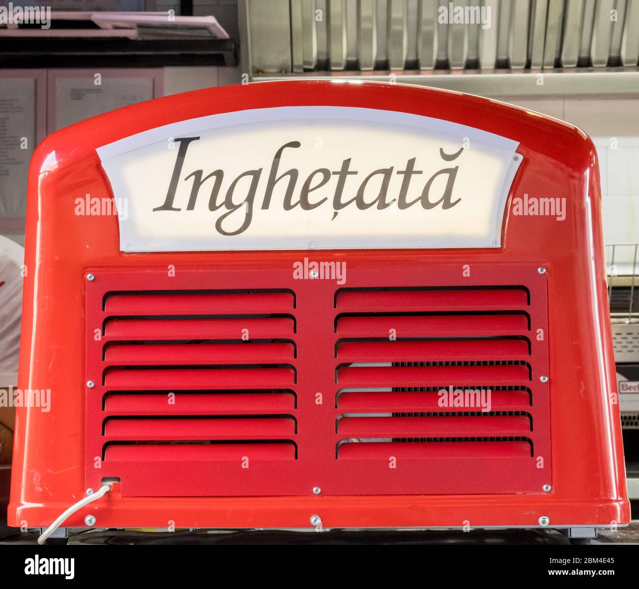 Rote Vintage Retro-Stil Eismaschine, mit dem Wort "inghetata" in  rumänischer Sprache, was bedeutet, Eis, während Fast-Food-Festival, Street  Food Stockfotografie - Alamy