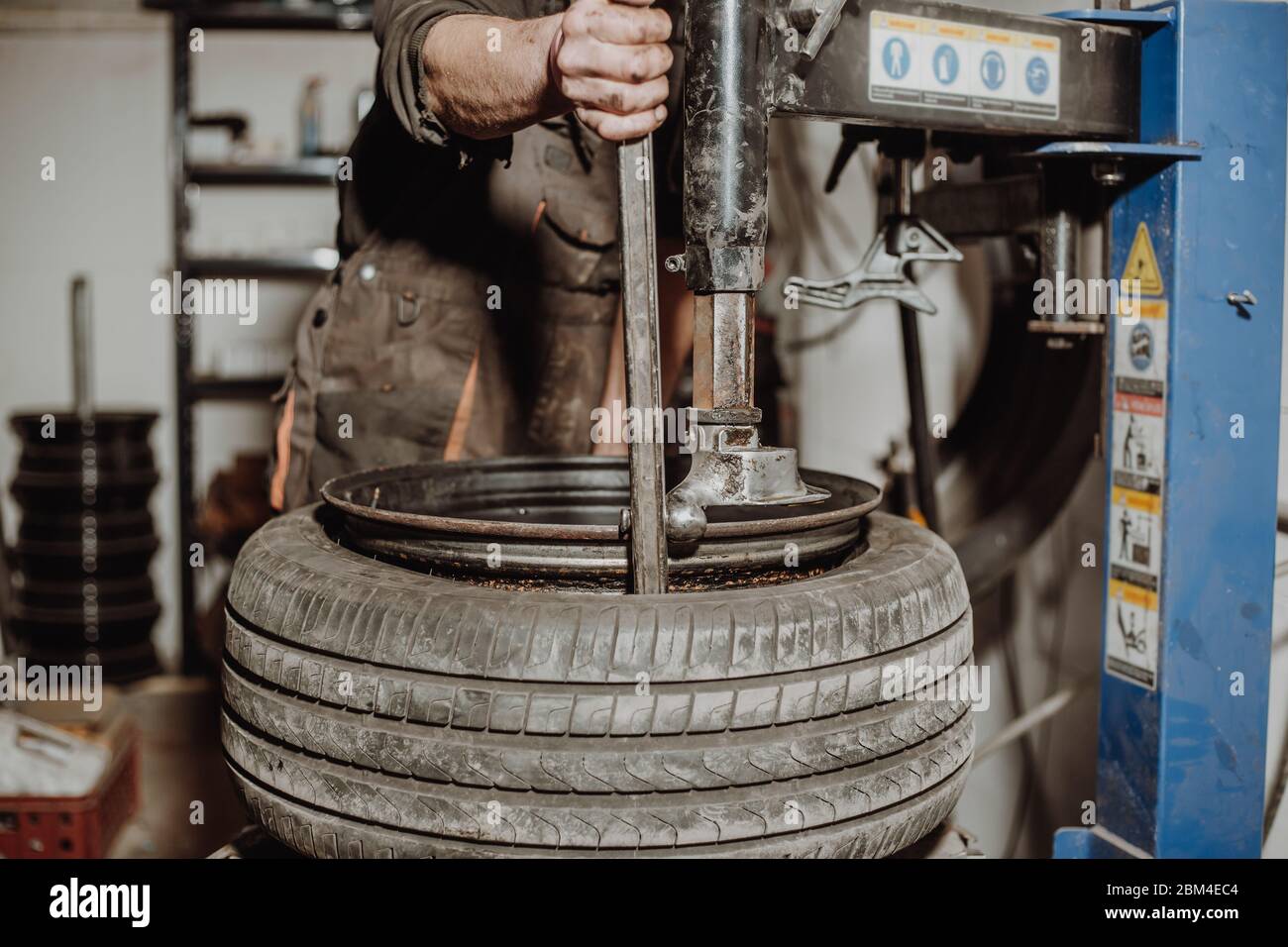 Automechaniker Reifen von Felge entfernen mit Reifenabtrag Maschinen  Ausrüstung, pneumatische Schlüssel Schrauben das Rad Stockfotografie - Alamy