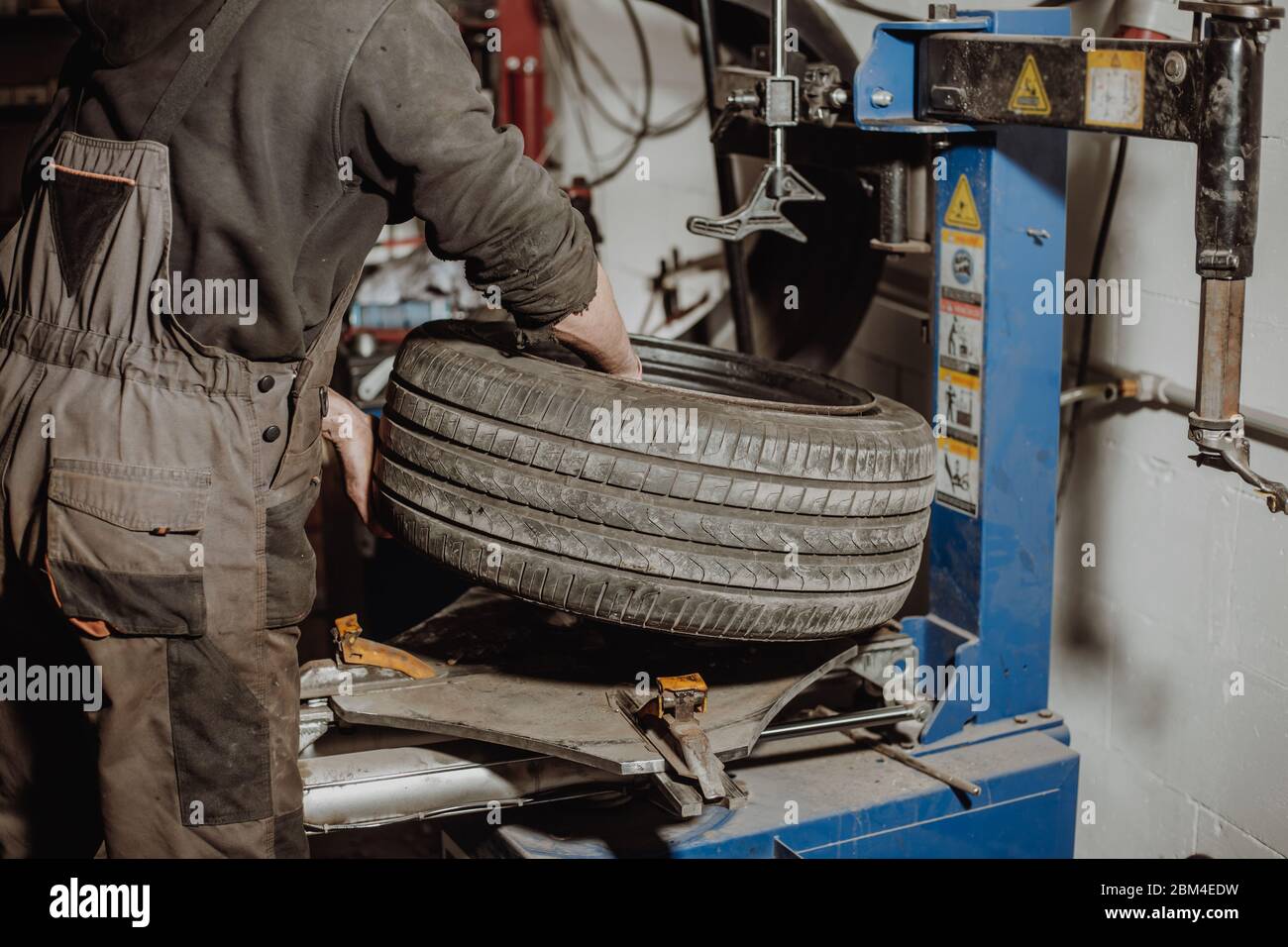 Automechaniker Reifen von Felge entfernen mit Reifenabtrag Maschinen  Ausrüstung, pneumatische Schlüssel Schrauben das Rad Stockfotografie - Alamy