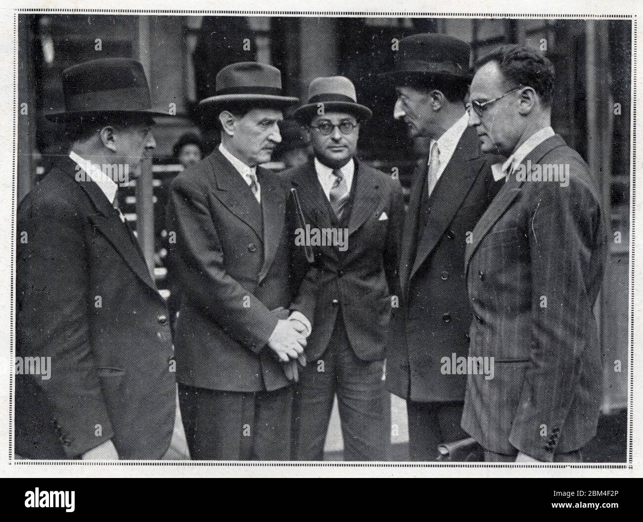 Préoccupation gouvernementale-MM. Queuille, Chautemps, Jean Zay, Bonnet et Cot à la sortie du conseil des ministres. Juillet 1937 Stockfoto