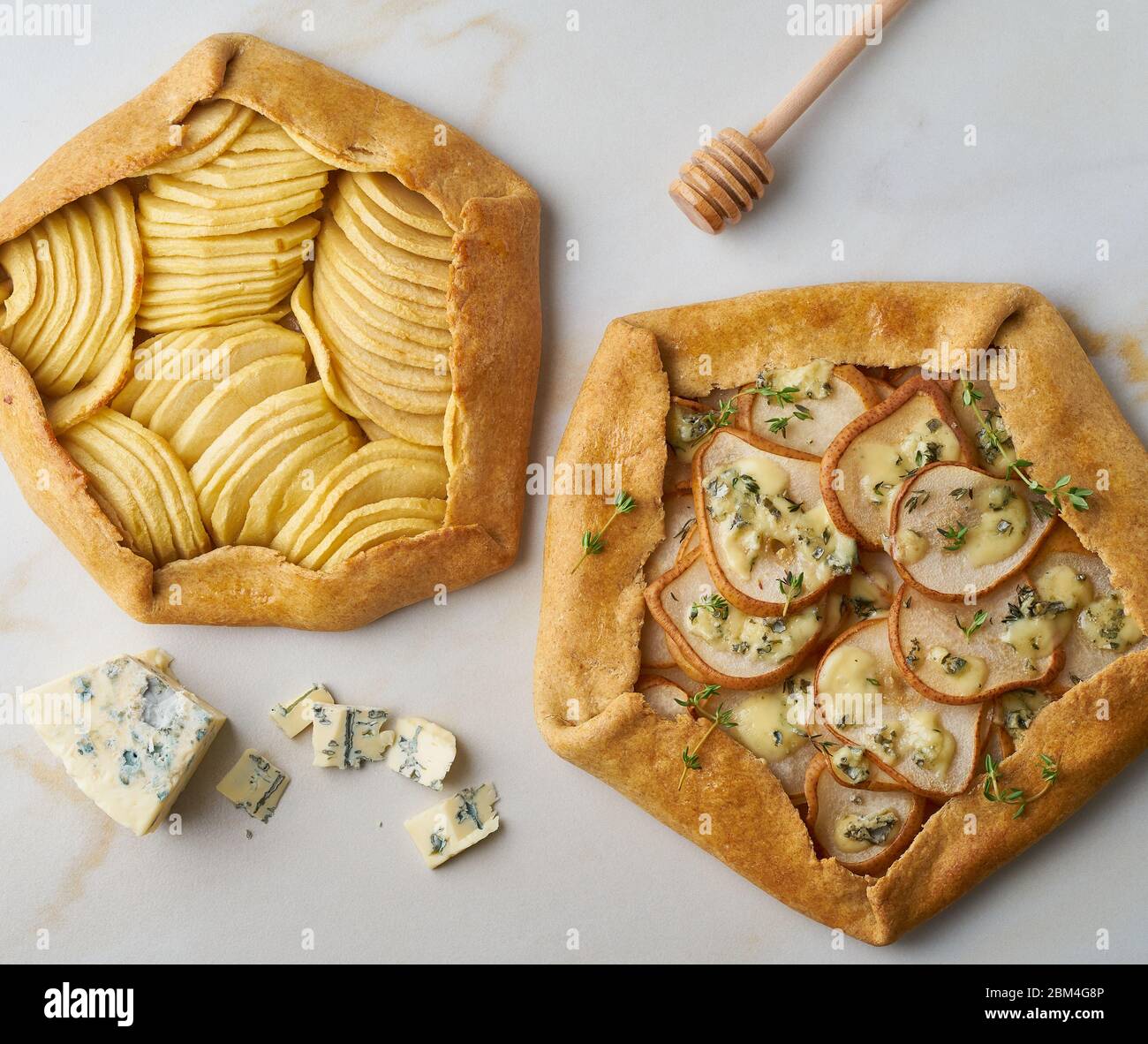 Obstgalette, Apfelkuchen mit Honig, herzhafte Birne und Käsepie, Marmortisch, Draufsicht Stockfoto