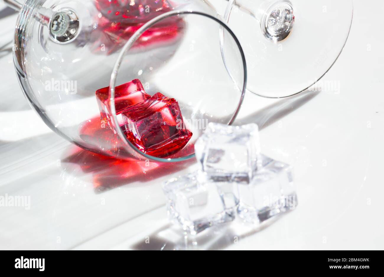 Ein Glas Rotwein und Eisstücke Stockfoto