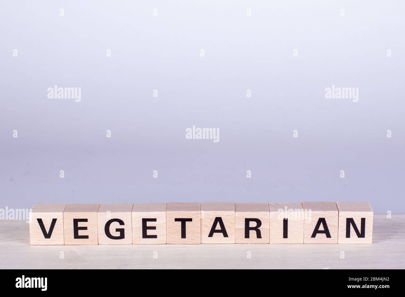 Holzwürfel, die das Wort Vegetarisch, weißer Hintergrund und Brett Stockfoto