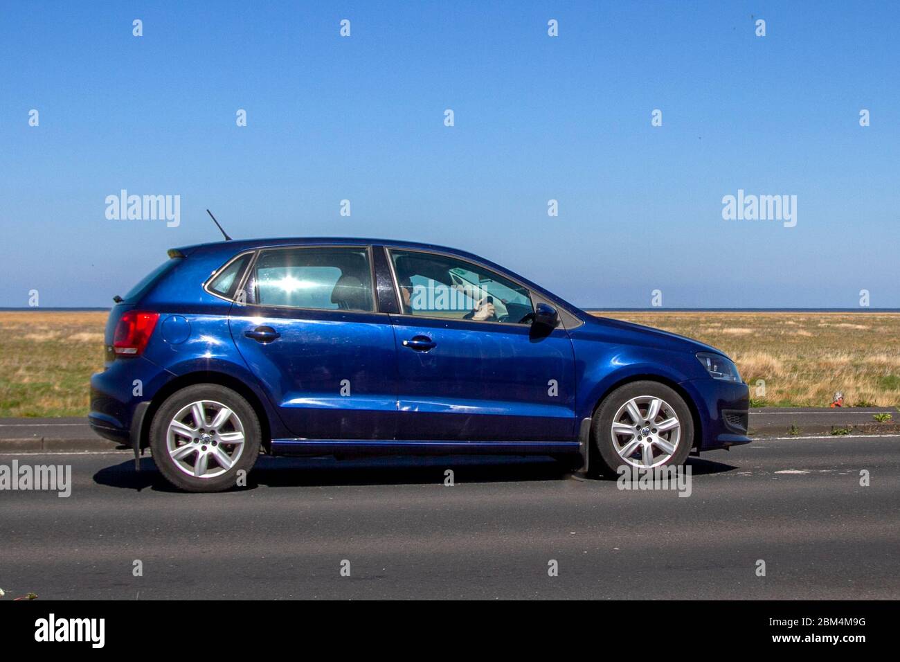 Volkswagen Polo SE 85 S-A; Fahrzeugverkehr bewegende Fahrzeuge, Fahren Fahrzeug auf britischen Straßen, Motoren, Autofahren auf der Küstenstraße in Southport, Großbritannien Stockfoto