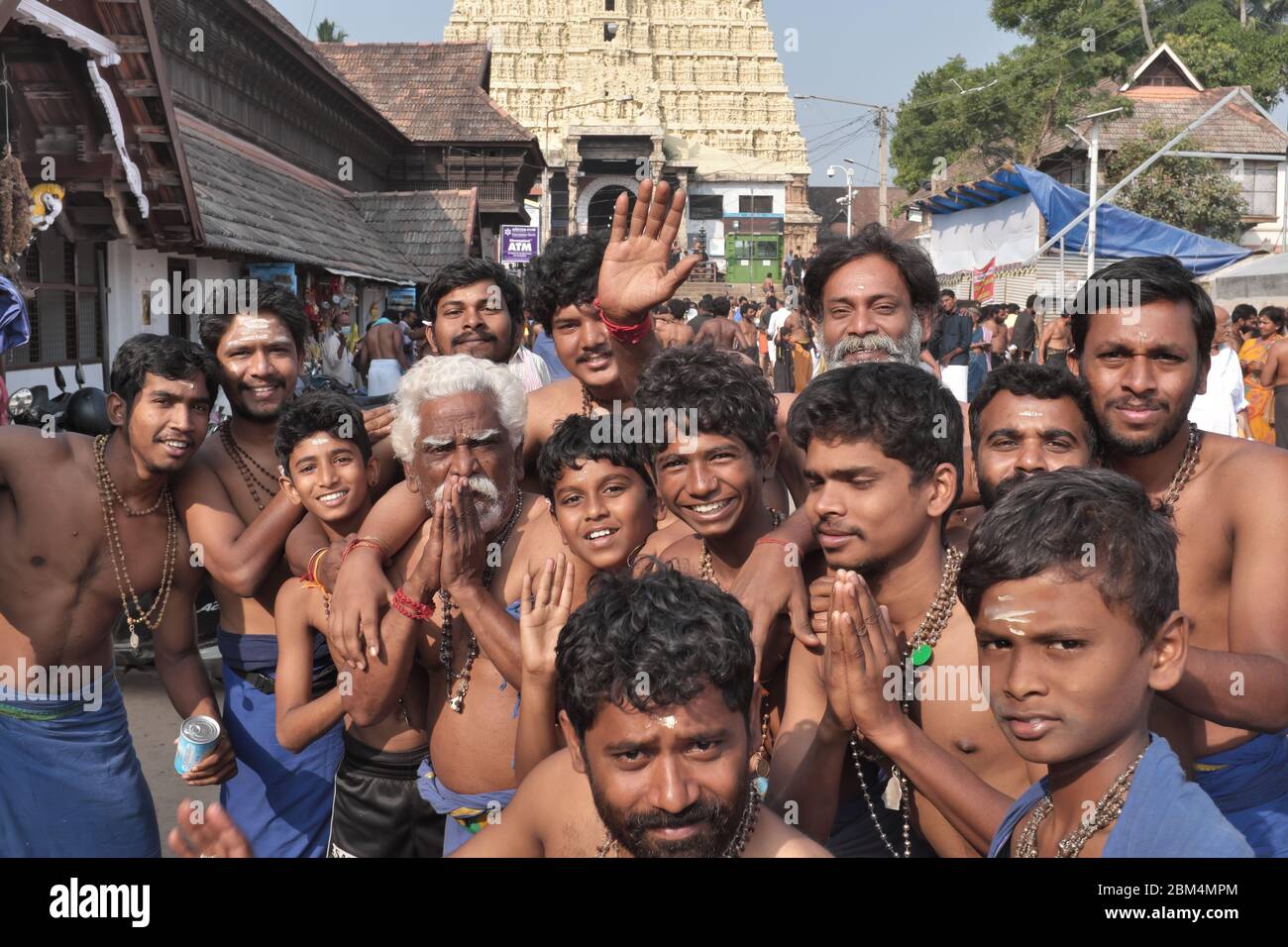 Eine Gruppe von männlichen, sehr fröhlichen und aufgeregten Hindu-Pilgern, die vor dem Padmanabhaswamy-Tempel, Trivandrum, Kerala, Indien posieren Stockfoto