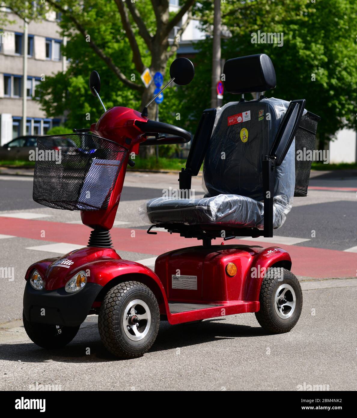 Mobility Scooter der Marke Graf Carello für Behinderte oder ältere Menschen auf einer Straße gepinkelt. Österreich, Europa Stockfoto