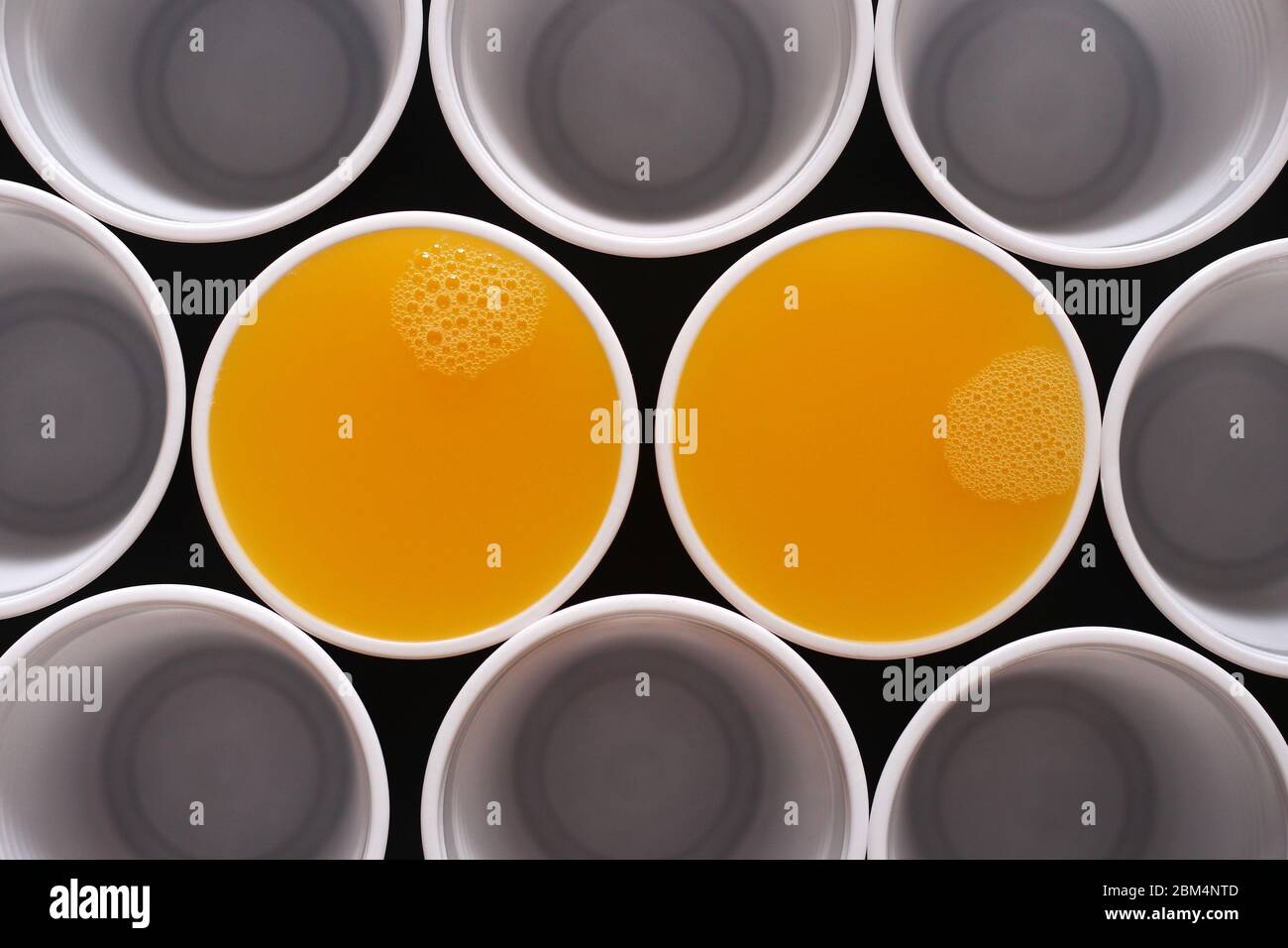 Orangensaft in weißen Plastikbecher, von oben gesehen Stockfoto