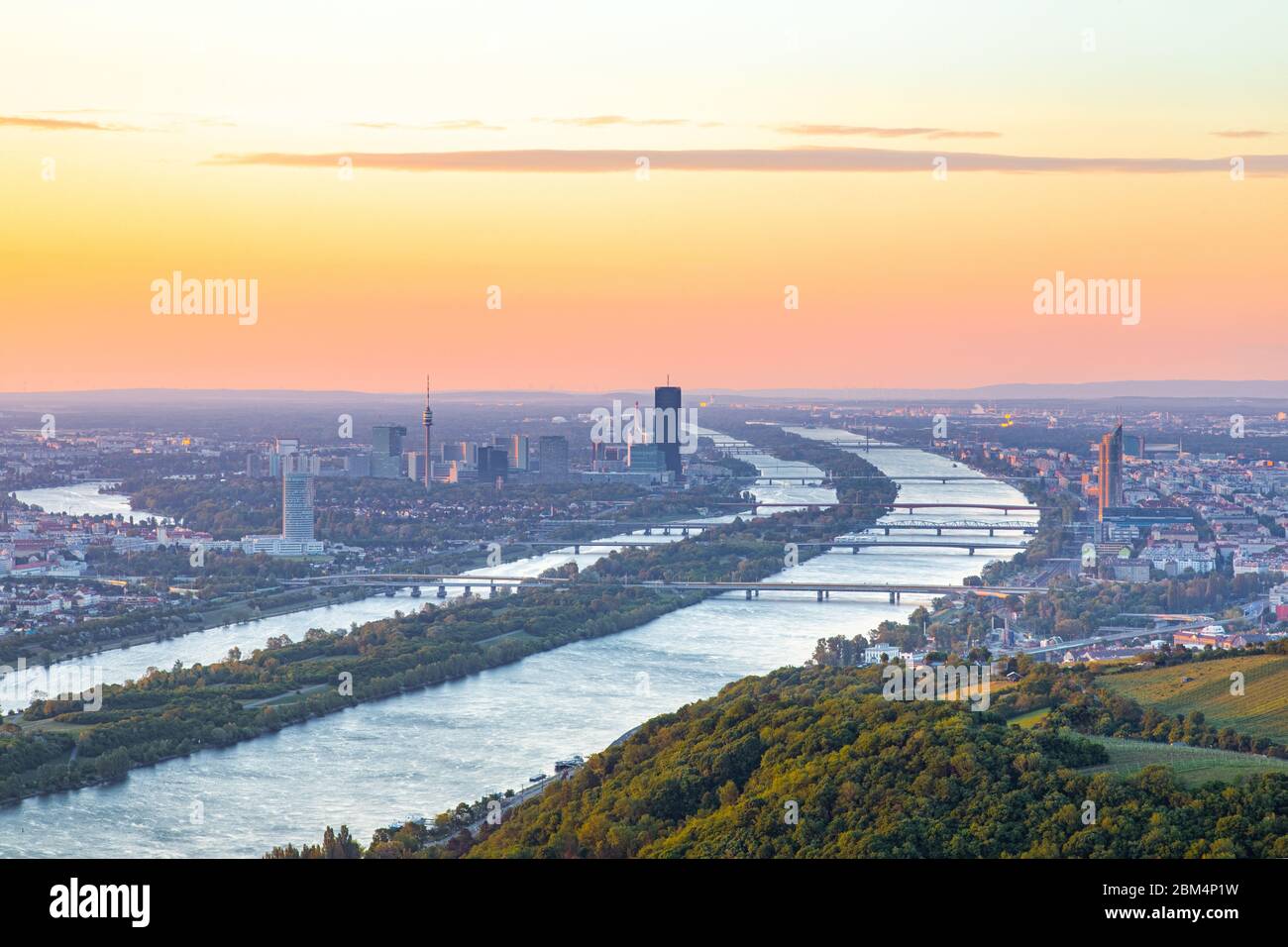 Blick auf die Wiener Stadtlandschaft bei Sonnenaufgang. Hauptstadt von Österreich in Europa. Panoramablick vom Leopoldsberg. Stockfoto