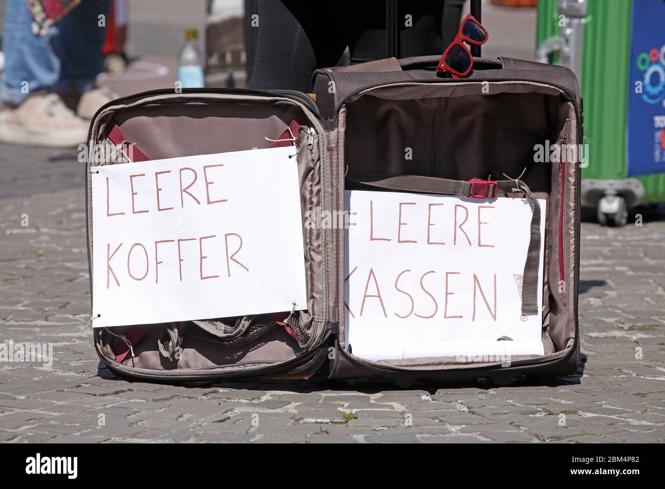 Leere Reisetasche mit Aufschrift leerer Koffer, leere Kasse, Protest der Reisebranche gegen Corona-Schließungen auf dem Bremer Markt hört auf Stockfoto