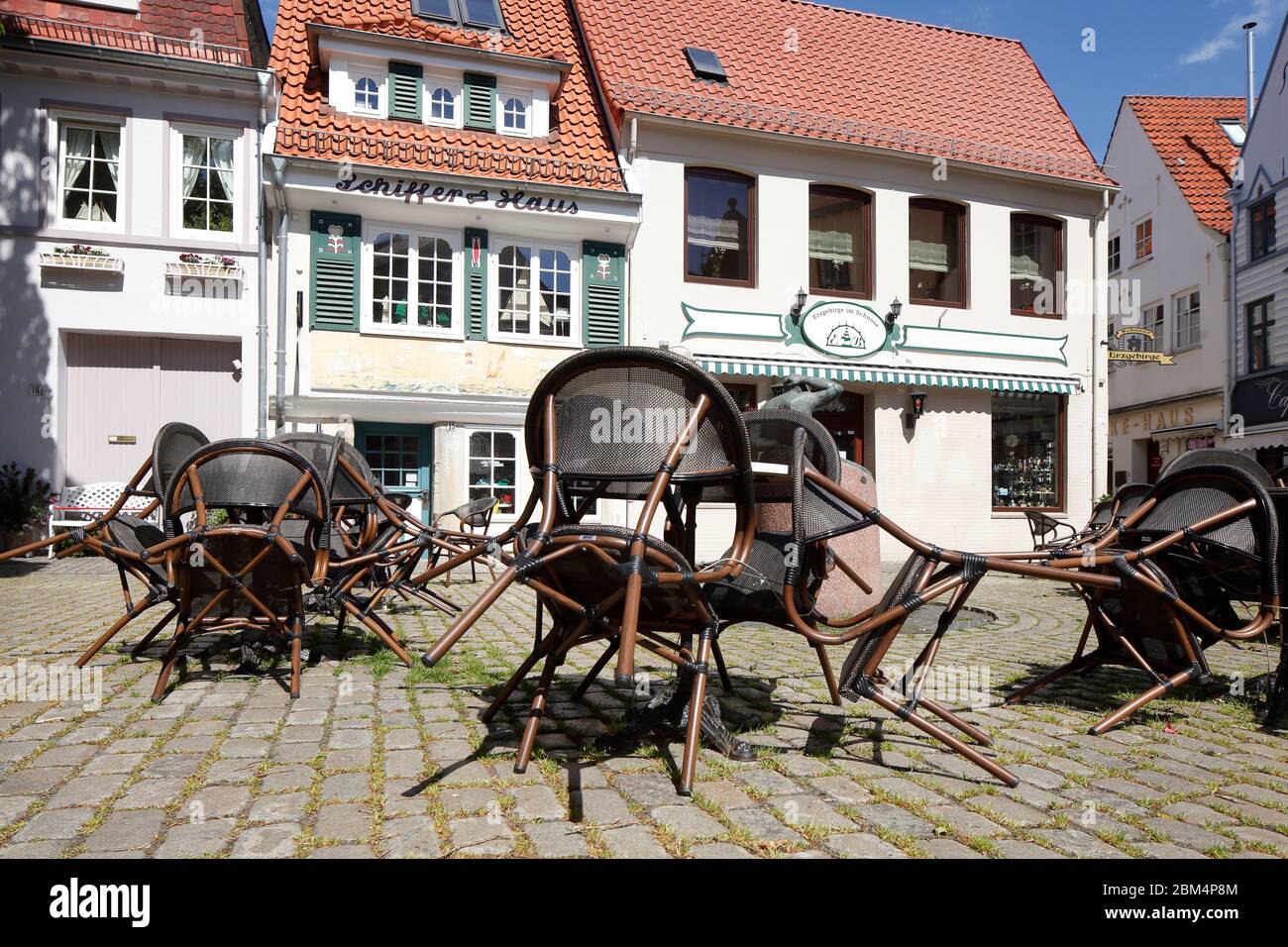 Leere Stühle und Tische eines Cafés im Bremer Stadtteil Schnoor sind wegen Coronavirus, Bremen, Deutschland, Europa geschlossen Stockfoto