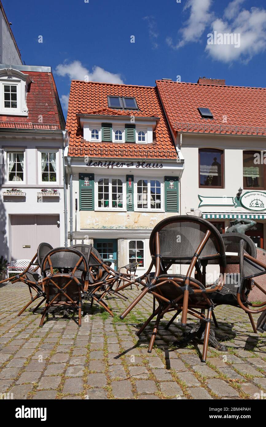 Leere Stühle und Tische eines Cafés im Bremer Stadtteil Schnoor sind wegen Coronavirus, Bremen, Deutschland, Europa geschlossen Stockfoto