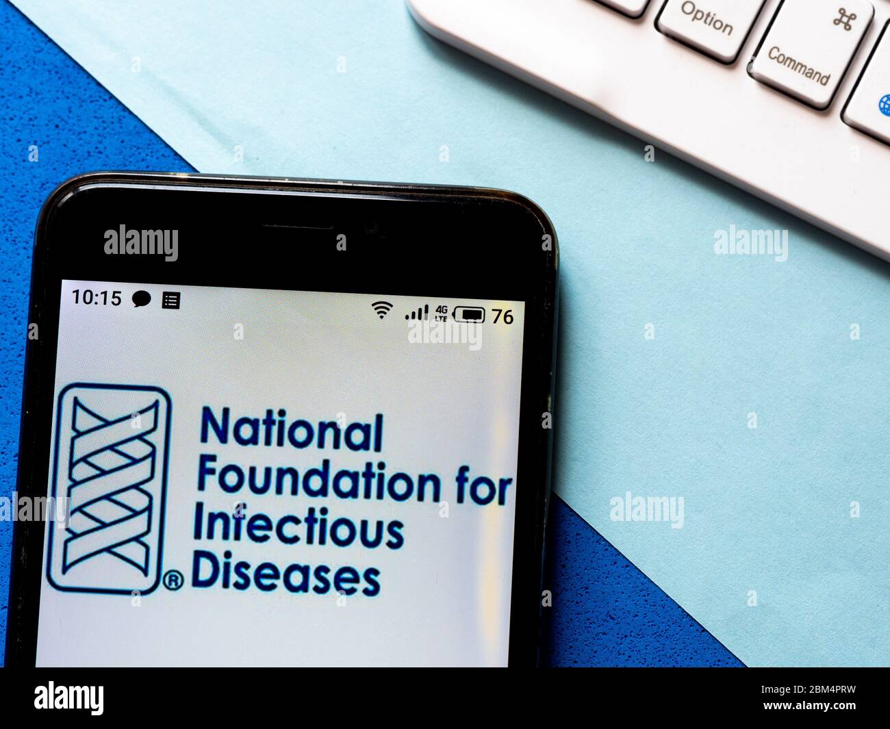 In diesem Foto Illustration eine National Foundation for Infectious Diseases Logo ist auf einem Smartphone angezeigt zu sehen. Stockfoto