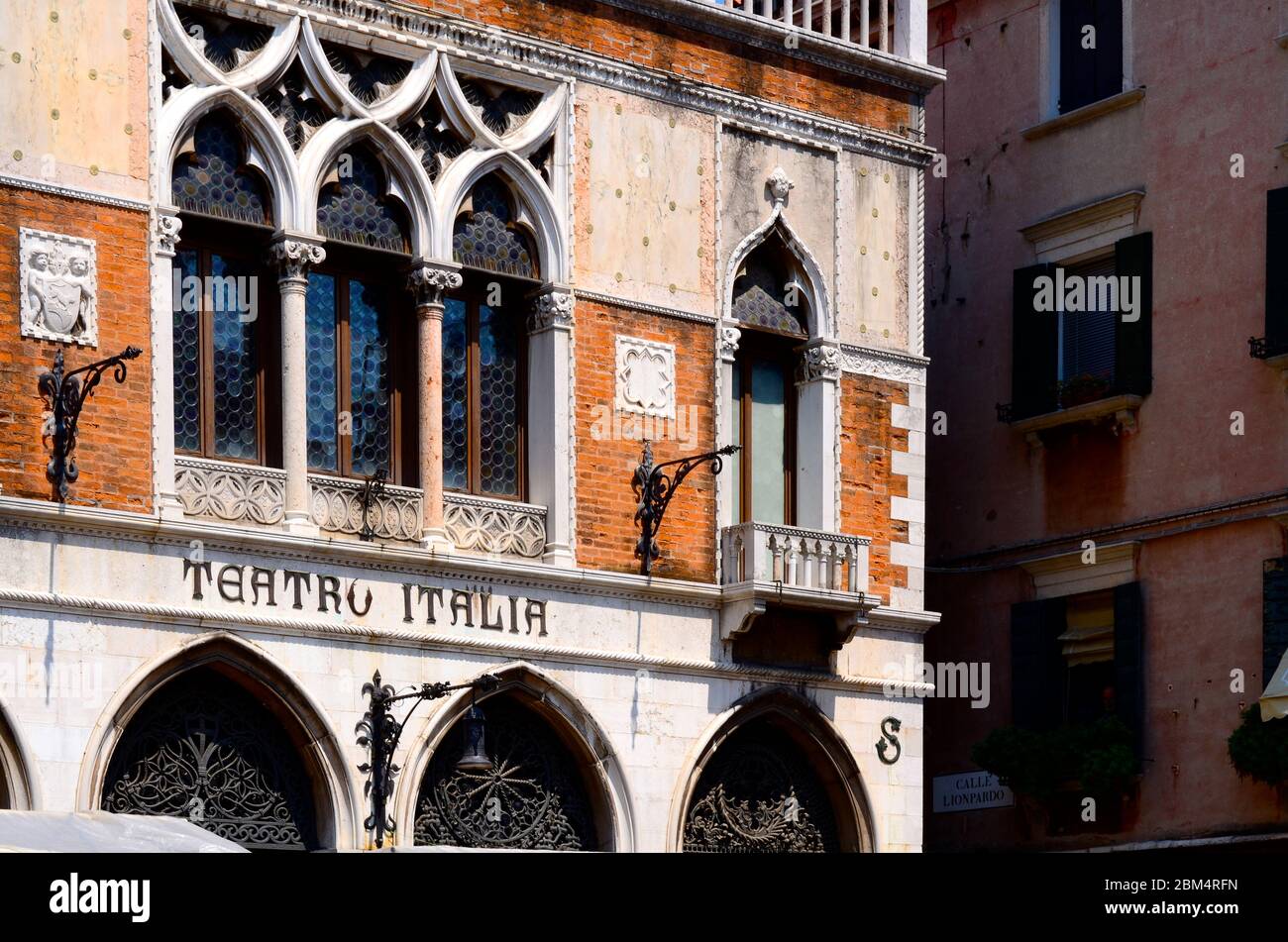 Fassade des traditionellen Theaters 'Teatro Italia' in Venedig Stockfoto