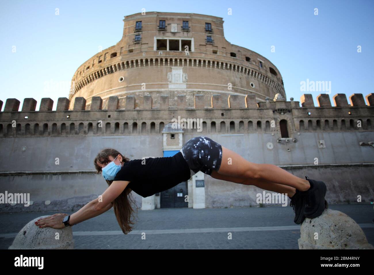 Italien. Mai 2020. Roma, Italy 6 maggio 2020: Ragazze con maschera protettiva si allena sotto Castel Sant'Angelo a Roma, durante la fase 2 dell'emergenza Covid-19, dopo due mesi di quarantena nella città di Roma. Quelle: Unabhängige Fotoagentur/Alamy Live News Stockfoto