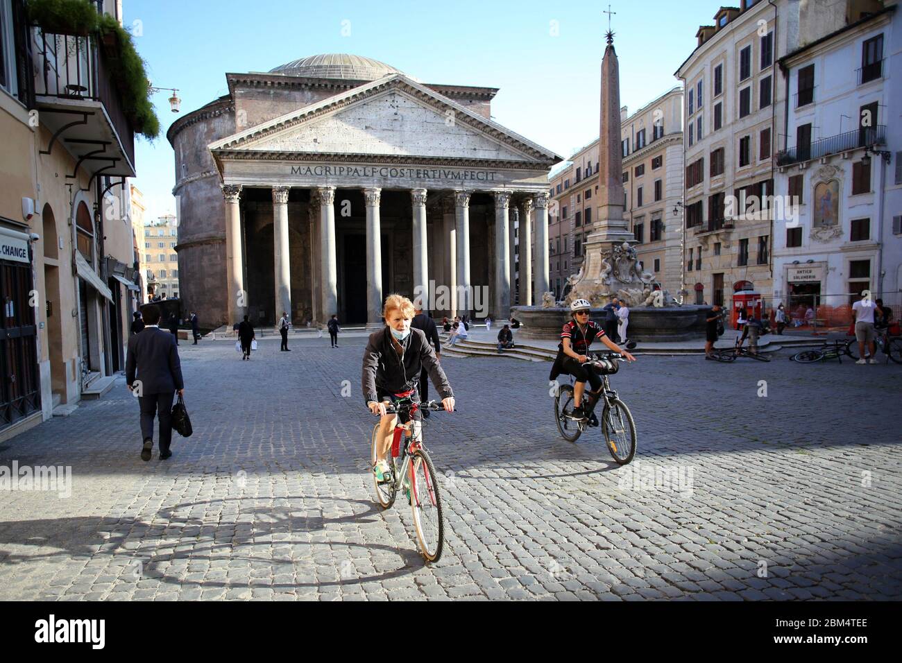 Italien. Mai 2020. Roma, Italy 6 maggio 2020: Ciclisti passeggiano nella deserta Piazza del Pantheon a Roma, durante la fase 2 dell'emergenza Covid-19, dopo due mesi di quarantena nella città di Roma. Quelle: Unabhängige Fotoagentur/Alamy Live News Stockfoto