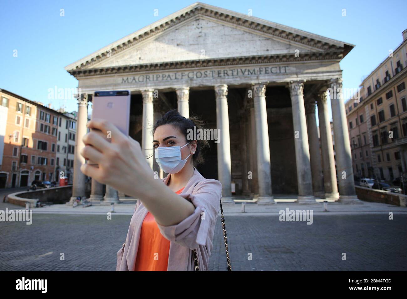 Italien. Mai 2020. Roma, Italy 6 maggio 2020: Ragazza con la mascherina protettiva si scatta una Selfie in Piazza del Pantheon a Roma, durante la fase 2 dell'emergenza Covid-19, dopo due mesi di quarantena nella città di Roma. Quelle: Unabhängige Fotoagentur/Alamy Live News Stockfoto