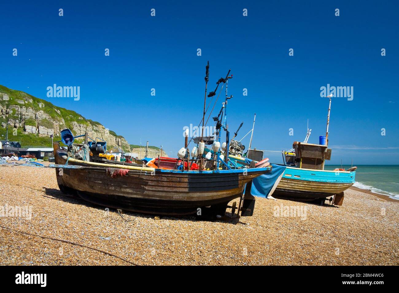 Fischerboote am Strand in Hastings Harbour, East Sussex, Großbritannien. Stockfoto