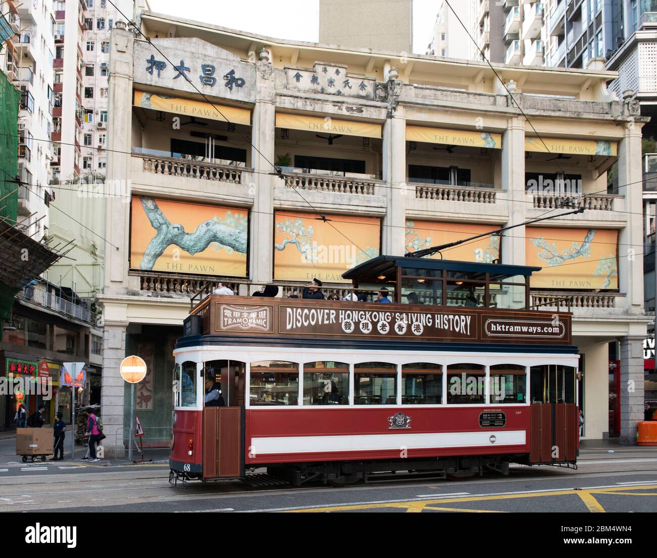 Hongkong, China: 29. Januar 2019. Tramoramic Hong Kong Tourist Tram fährt vorbei an der historischen Pfandhaus Gebäude in Johnston Road Wan Chai. Einmal ein Pfandhaus w Stockfoto