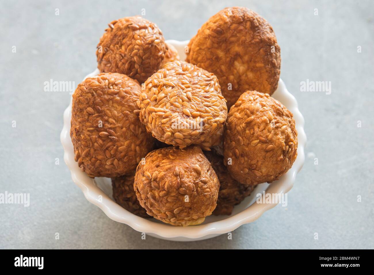 Til ke laddu ist ein Grundnahrungsmittel süß in vielen indischen Haushalten im Winter Stockfoto