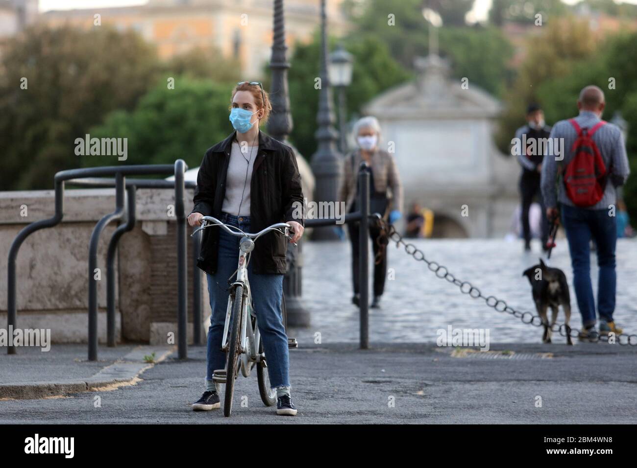 Italien. Mai 2020. Roma, Italy 6 maggio 2020: Ragazza con bicicletta attraversa Ponte Sisto a Roma durante la fase 2 dell'emergenza Covid-19, dopo due mesi di quarantena nella città di Roma. Quelle: Unabhängige Fotoagentur/Alamy Live News Stockfoto