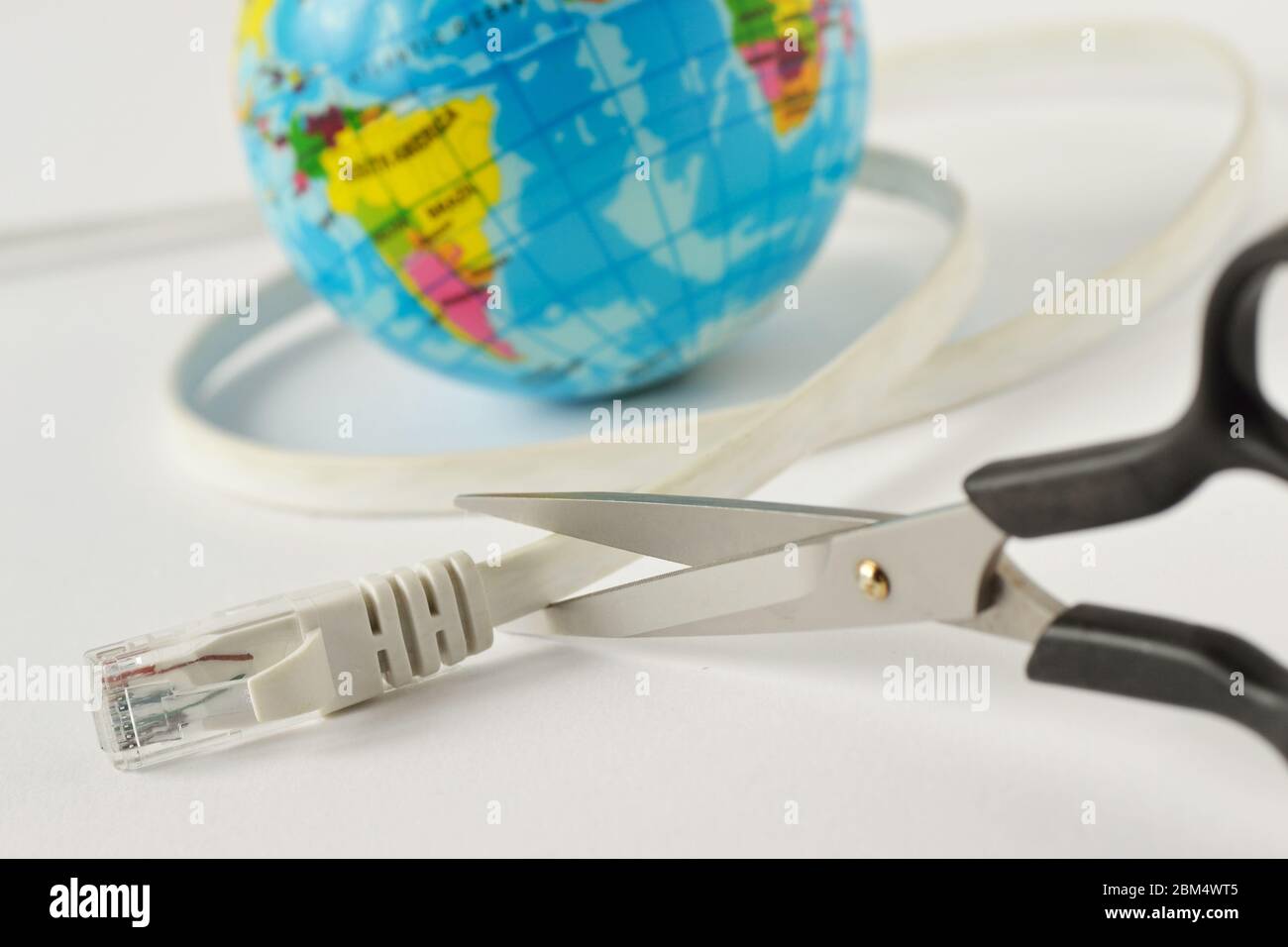 Schere schneiden Internet-Kabel mit Planet Erde auf weißem Hintergrund - Konzept der globalen Internet-Ausfall Stockfoto