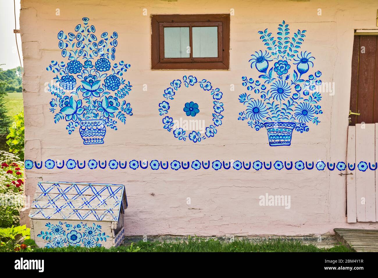 Detail der Volksmalerei auf Gebäude und hundehütte im Dorf Zalipie, Malopolska aka Kleinpolen Region, Polen Stockfoto