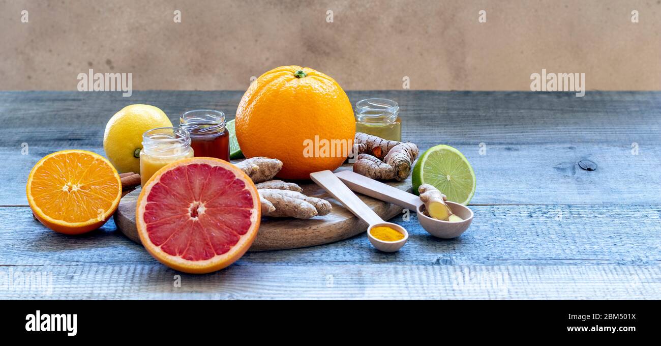 Zusammensetzung mit Honig und Orangen als natürliche Kältemittel Stockfoto
