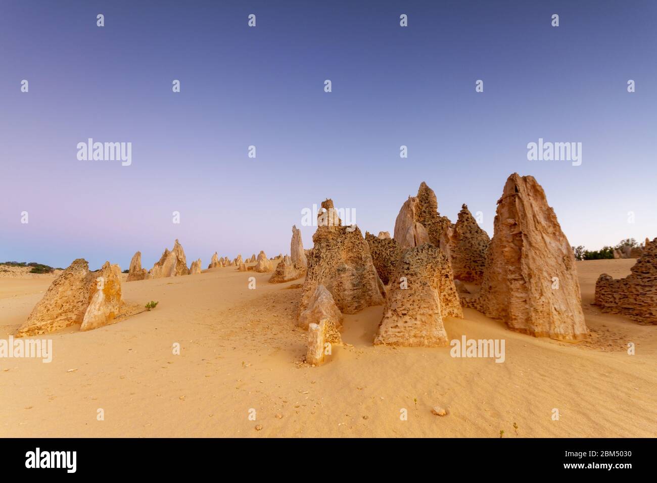 Die Pinnacles im Nambung National Park, in der Nähe der Stadt Cervantes, Westaustralien. Stockfoto