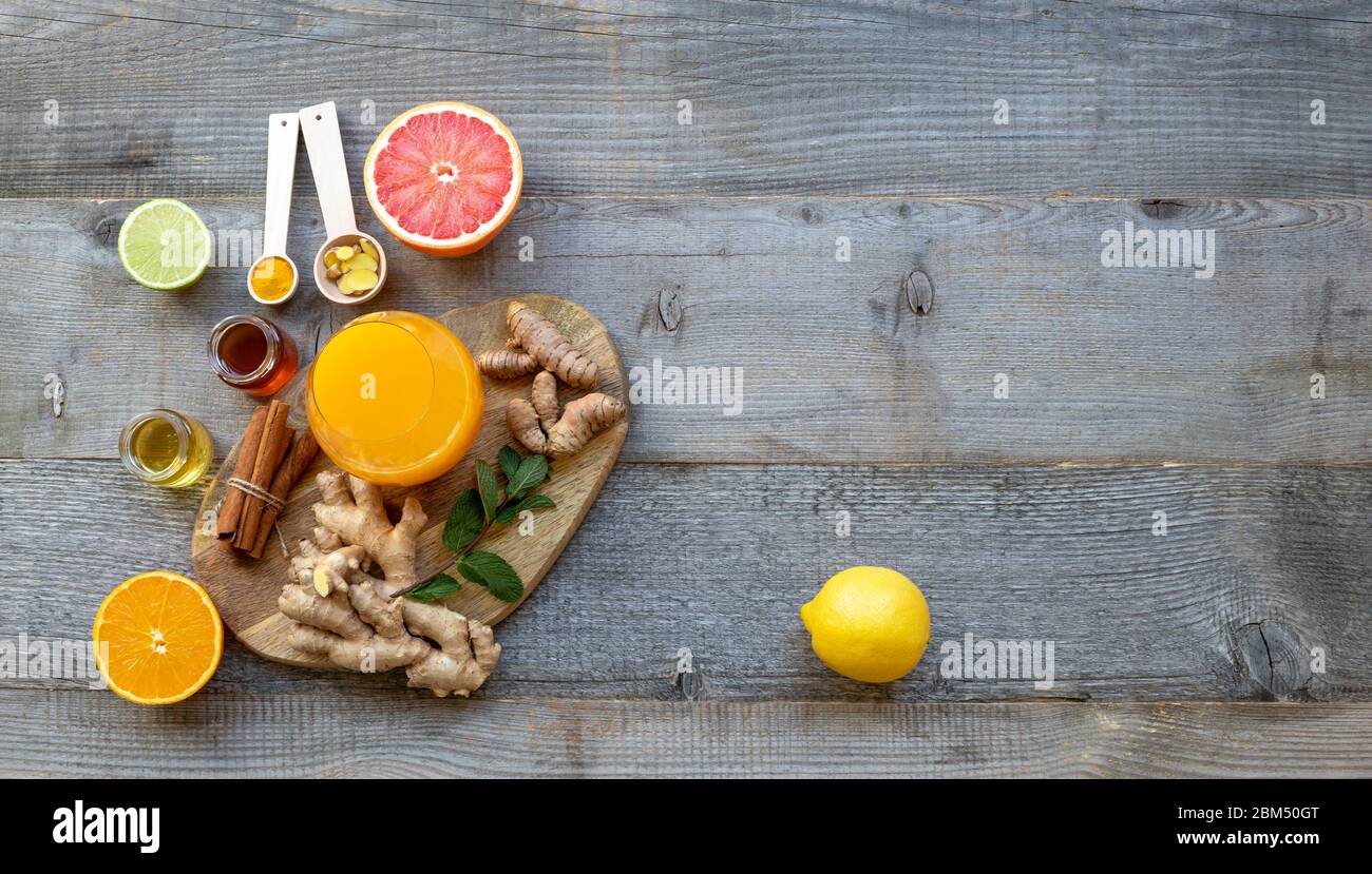 Draufsicht auf das Immunsystem Booster - Ingwer, Kurkuma, Orangensaft, Zitrusfrüchte und Honig Stockfoto