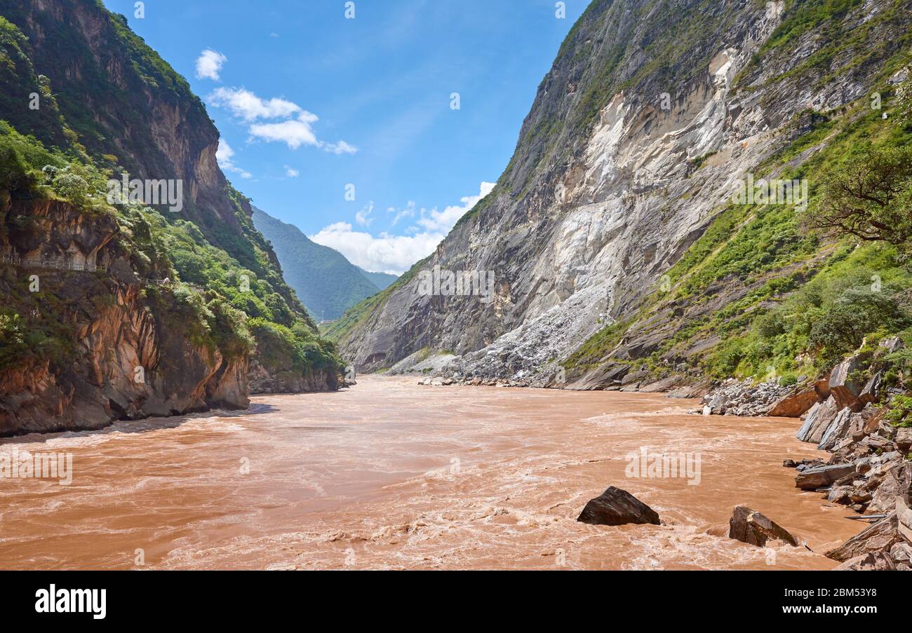 Raues Wasser in der Tiger Leaping Gorge, einer der tiefsten und spektakulärsten Flussschluchten der Welt, am Jinsha River, dem primären Nebenfluss Stockfoto