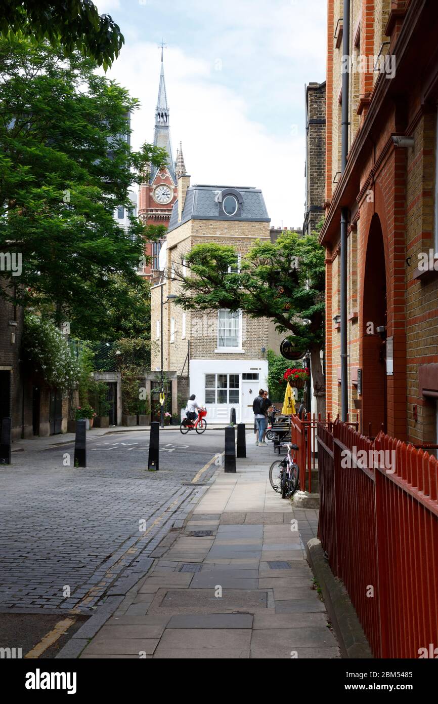 Blick auf die Whidborne Street zum Uhrturm der Station St Pancras, St Pancras, London, Großbritannien Stockfoto