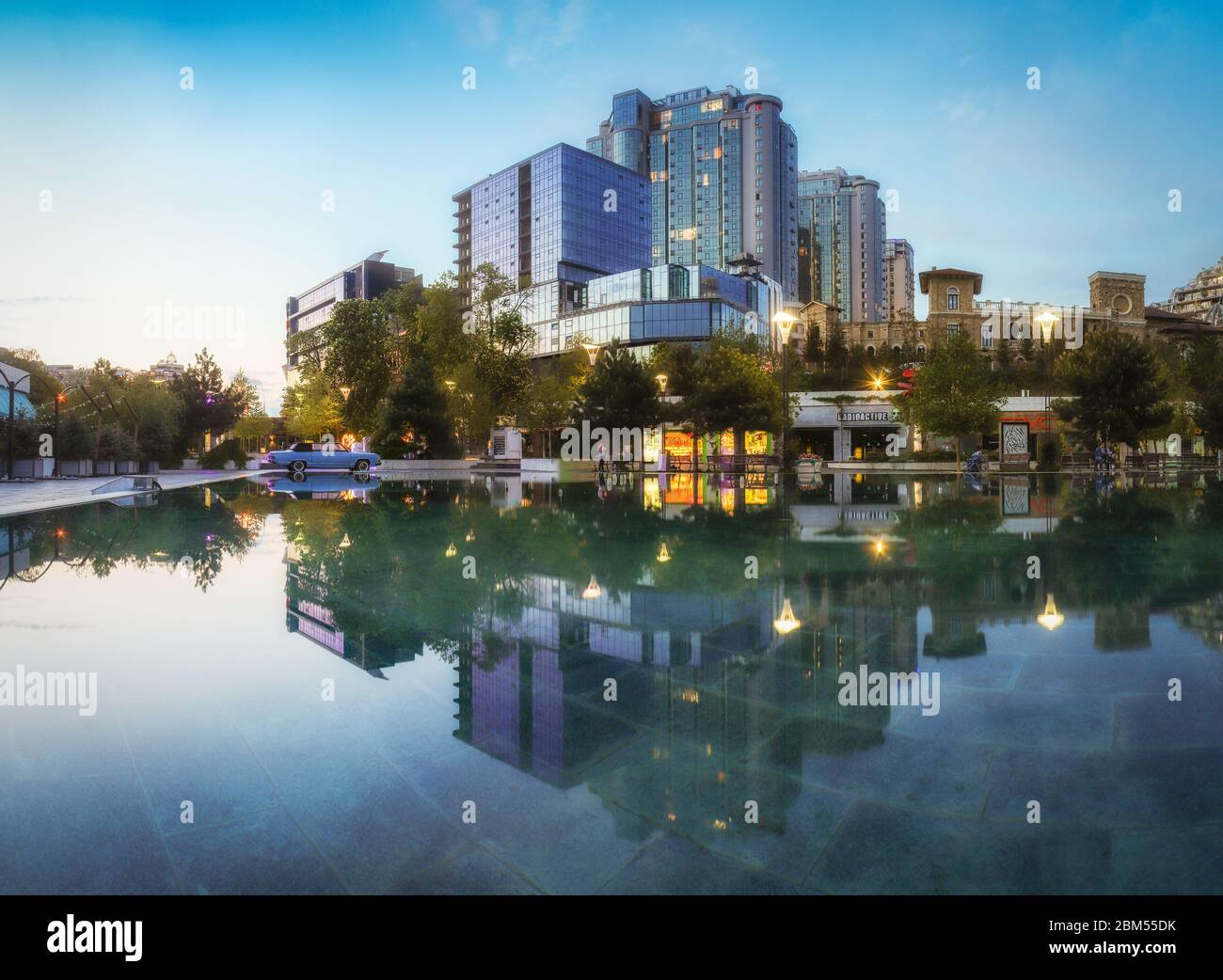 Odessa, Ukraine - April 03 2020: Moderne Nacht Innenstadt in Odessa von Arcadia, mit Reflexion auf der Wasseroberfläche. Konzept: Nachtleben, Entspannung im m Stockfoto