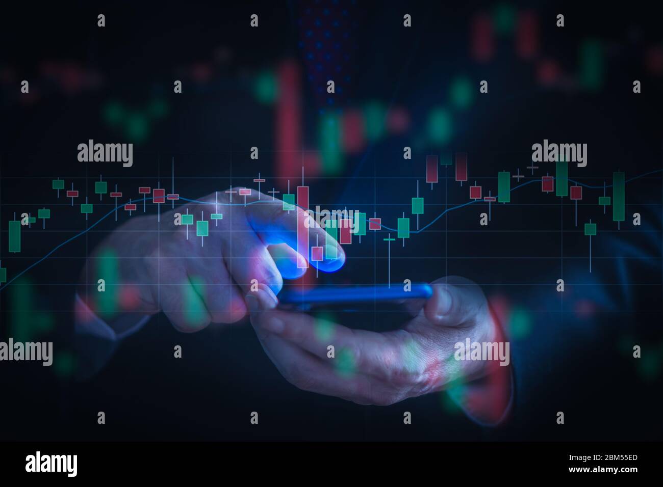 Geschäftsmann prüft Börsendaten mit einem Handy. Analyse Ökonomie und Marktdatenanalyse Konzept. Stockfoto