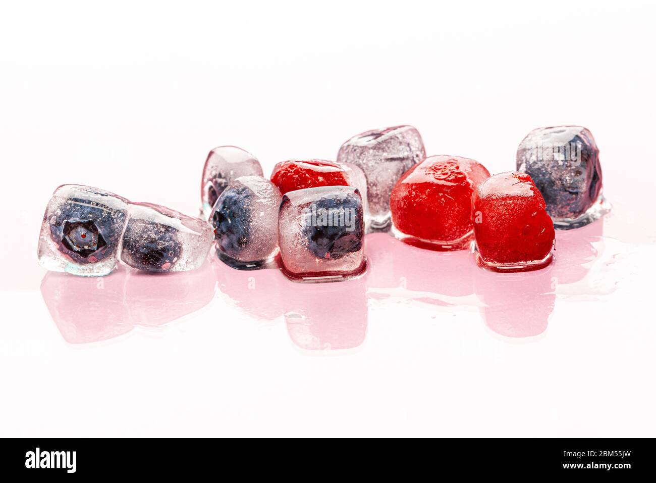 Frische Beeren in Eiswürfeln für Getränke gefroren Stockfoto