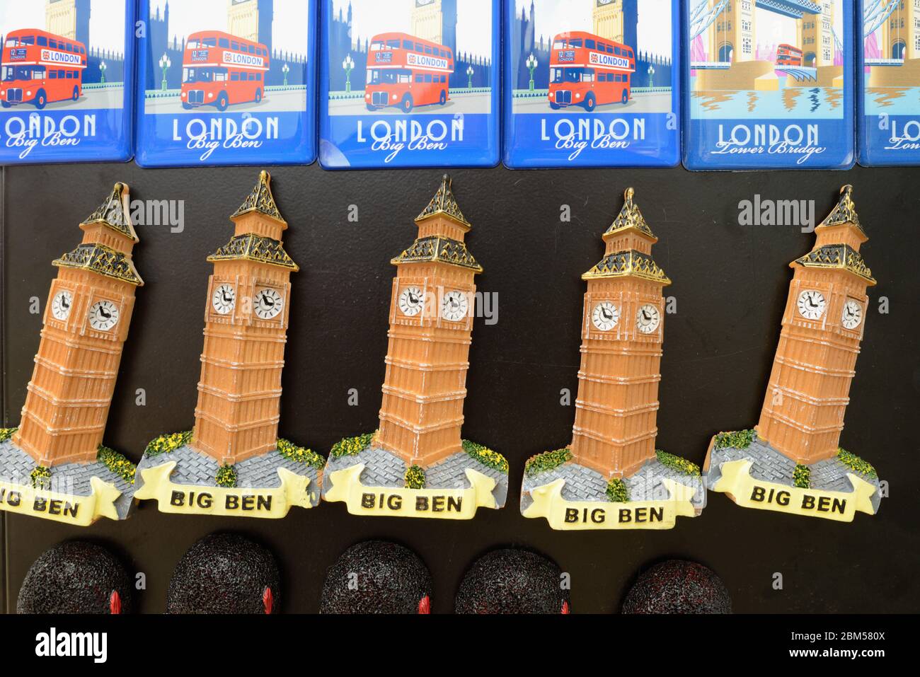 Big Ben Tourist Souvenir Magnete zum Verkauf in Souvenirladen oder Souvenirstall London England UK Stockfoto