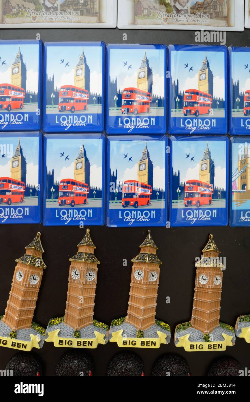 Big Ben Tourist Souvenir Magnete zum Verkauf in Souvenirladen oder Souvenirstall London England UK Stockfoto