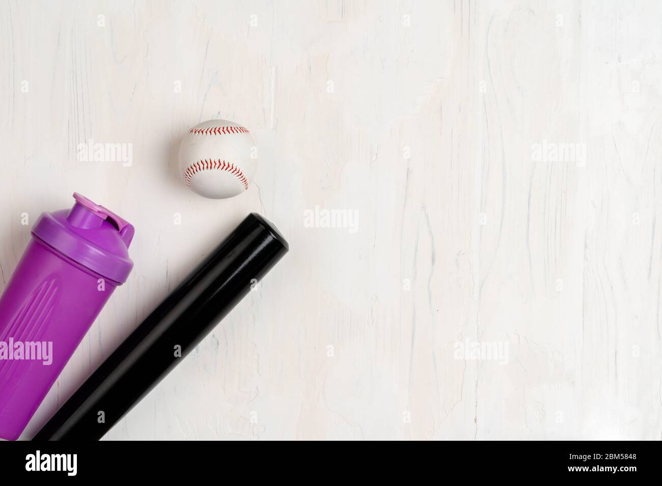 Baseballschläger und -Ball, Ansicht von oben Stockfoto