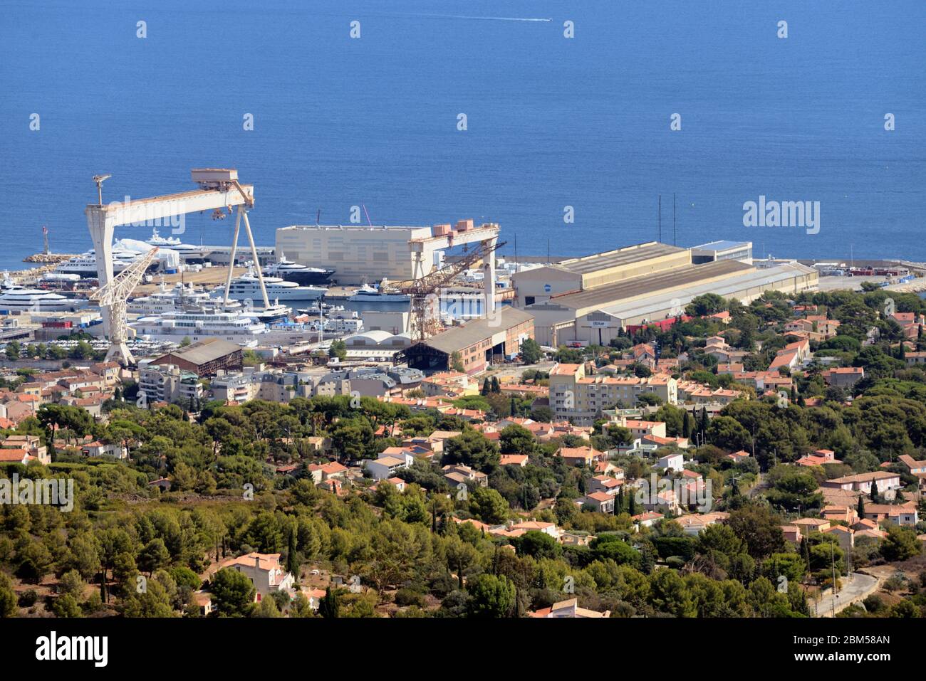 Blick über die Werft oder Werft und Hafen von La Ciotat an der Mittelmeerküste Provence Frankreich Stockfoto