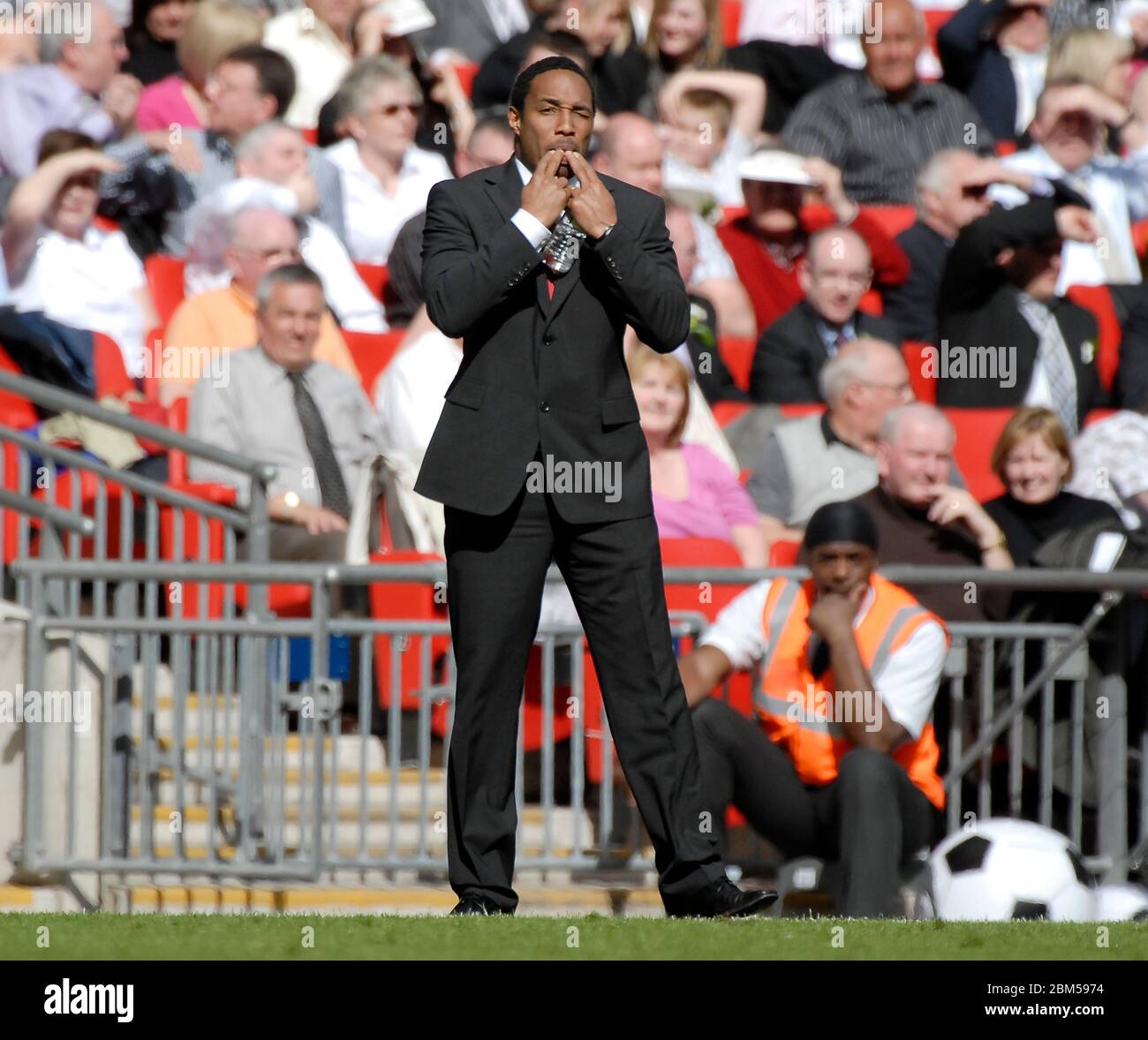 London, Großbritannien MÄRZ 30: Paul Ince Manager von MK Dons während des Johnstone Paint Trophy Finals zwischen Grimsby Town und MK Dons in Wembley am 30. Marc Stockfoto