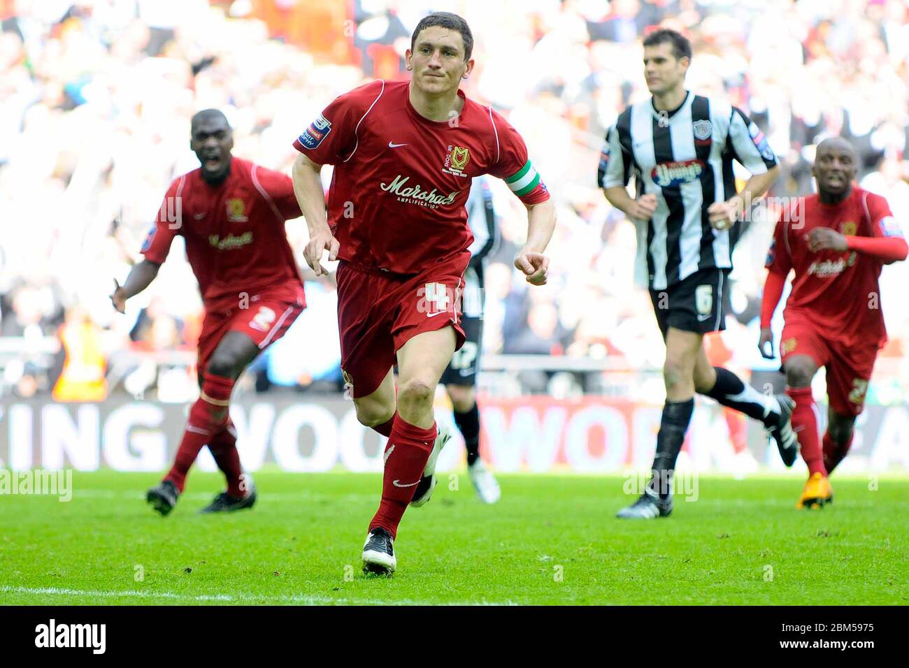 London, Großbritannien MÄRZ 30:Keith Andrews (MK Dons, rechts) feiert nach dem Tor vom Strafplatz während Johnstone's Paint Trophy Final Between Grims Stockfoto