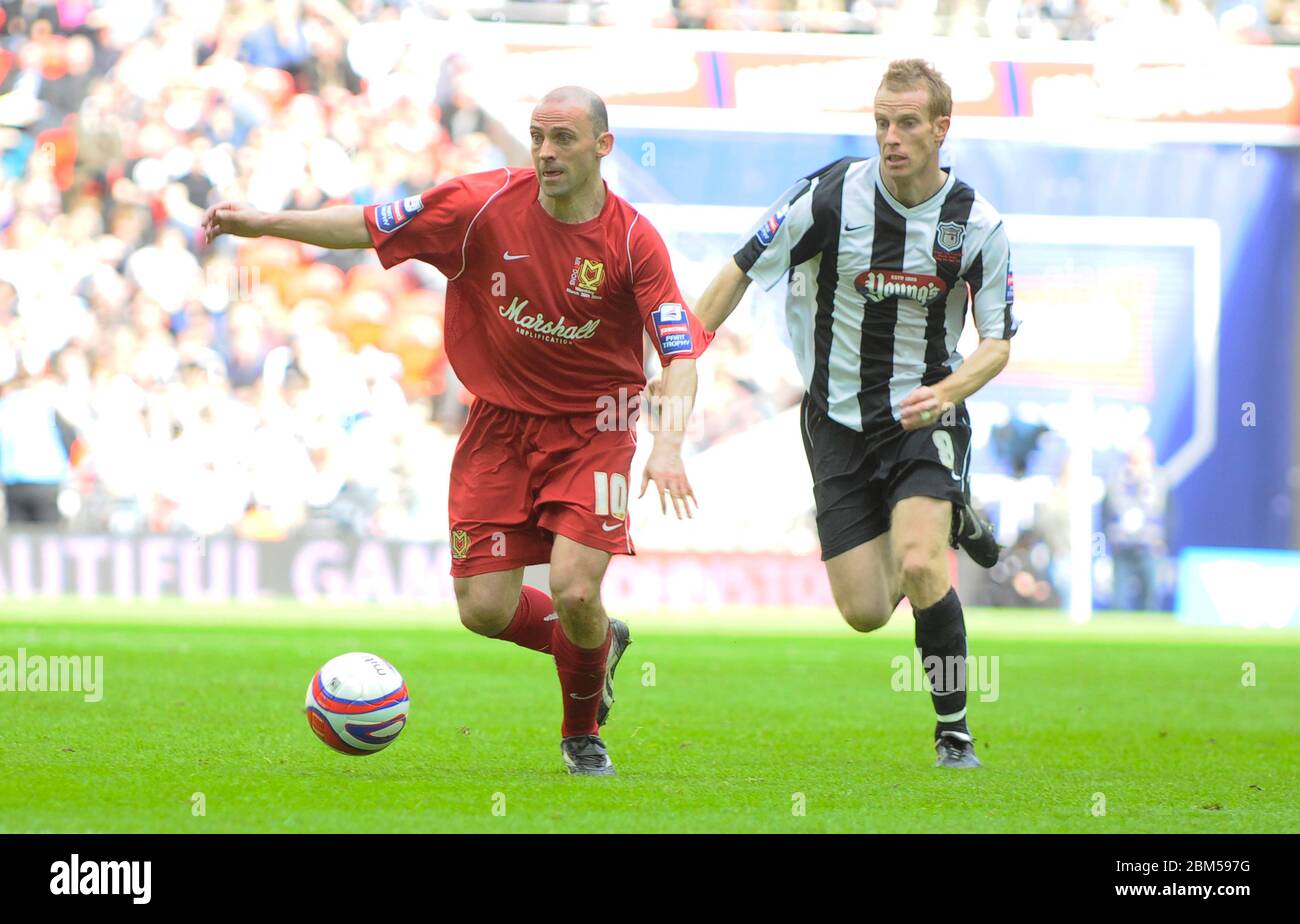 London, Großbritannien MÄRZ 30: L-R Colin Cameron von MK Dons schlägt Danny North Grimsby Townin Action während Johnstones Paint Trophy Finale zwischen Grimsby Town Stockfoto